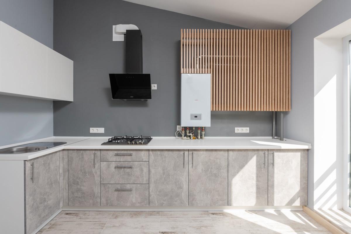 Cocina con caldera mural, placa de gas y campana