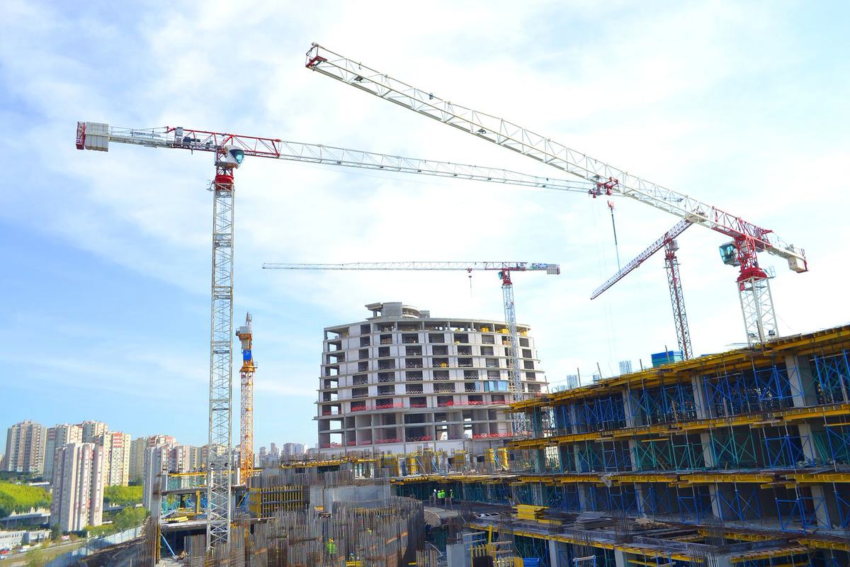 Grúas torre sobre un edificio en construcción
